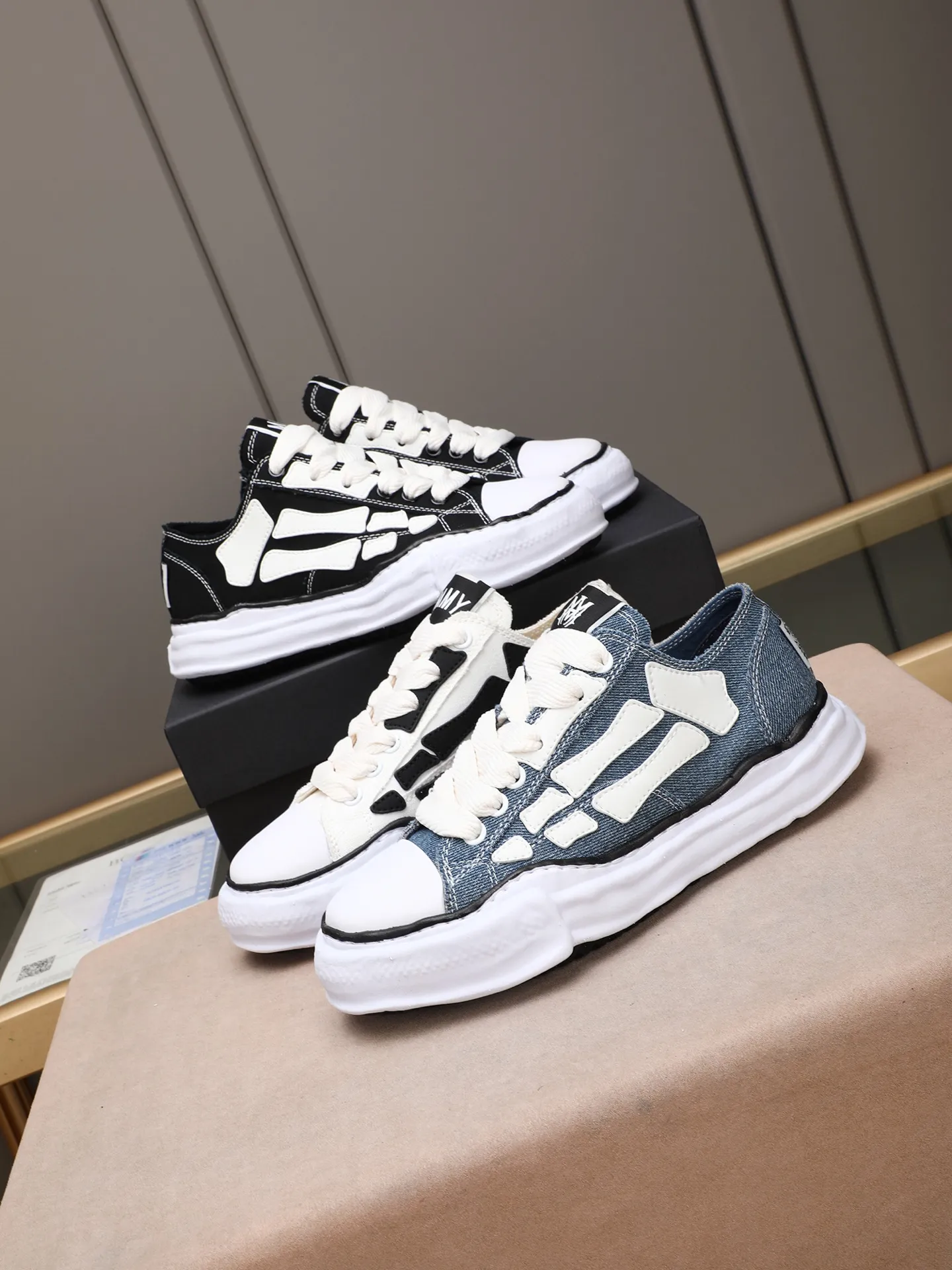 Men's shoes 💰520 AMIRI × Maison MIHARA YASUHIRO Bone Dissolving Shoes Brand Order Original Order Quality 🌈 AMIRIxMMY work together to launch joint shoes that cleverly integrate the classic designs of the two brands. The handmade clay mold soles and AMIRI's signature BONES leather embroidery details are a major feature of the shoes, showing unique craftsmanship and style 🚩 Material: upper original custom-made space Monica canvas! Lining: original technical cloth, outsole: original molded EVA foam bottom, code number: women's 35-39 (40, custom-made, non-refundable), men 39-44 (45, custom-made, non-refundable), full set of counter original packaging